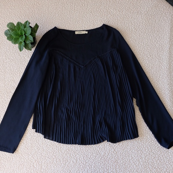 FINAL SALE Elodie pleated Top size medium - Picture 2 of 6